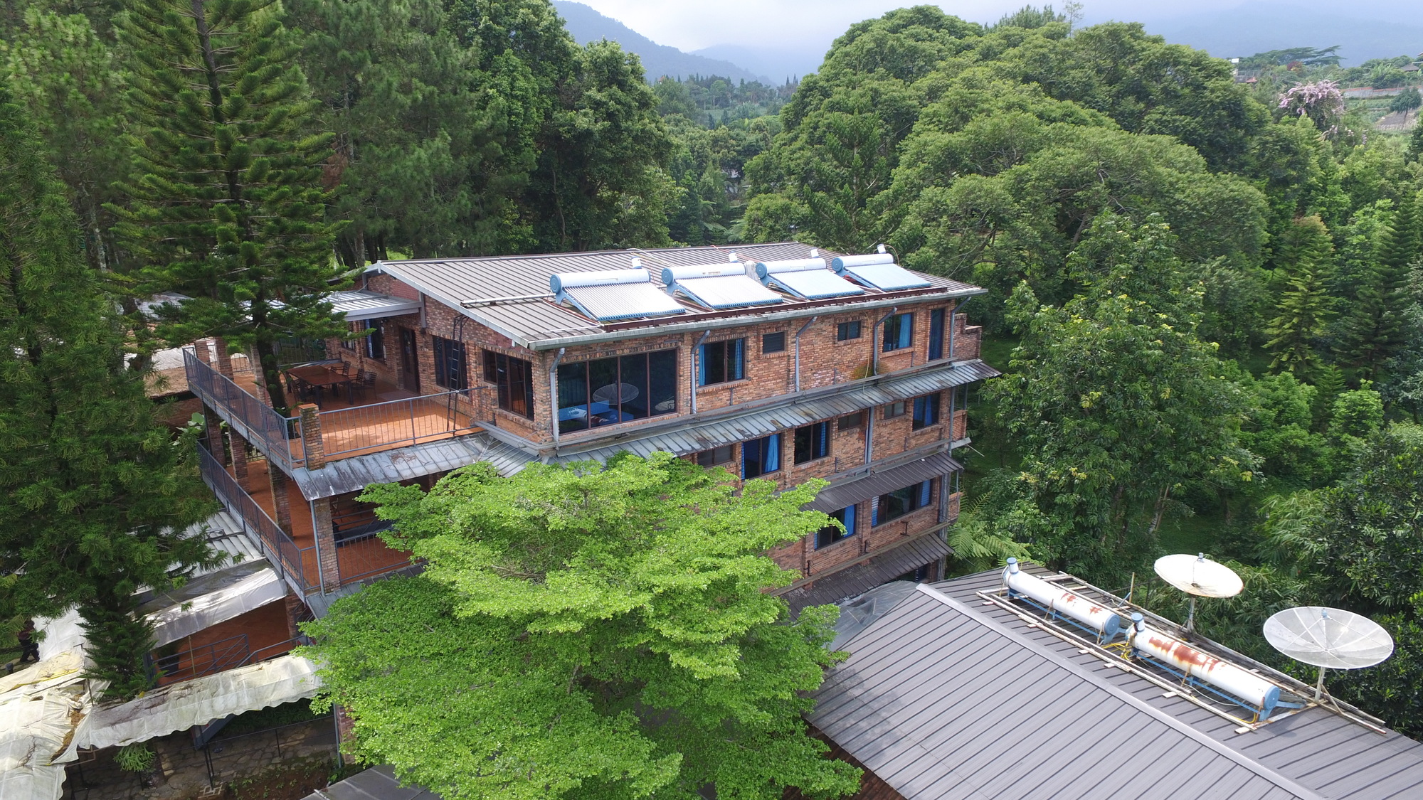 Pinewood Hotel Puncak by Inhouse Architect